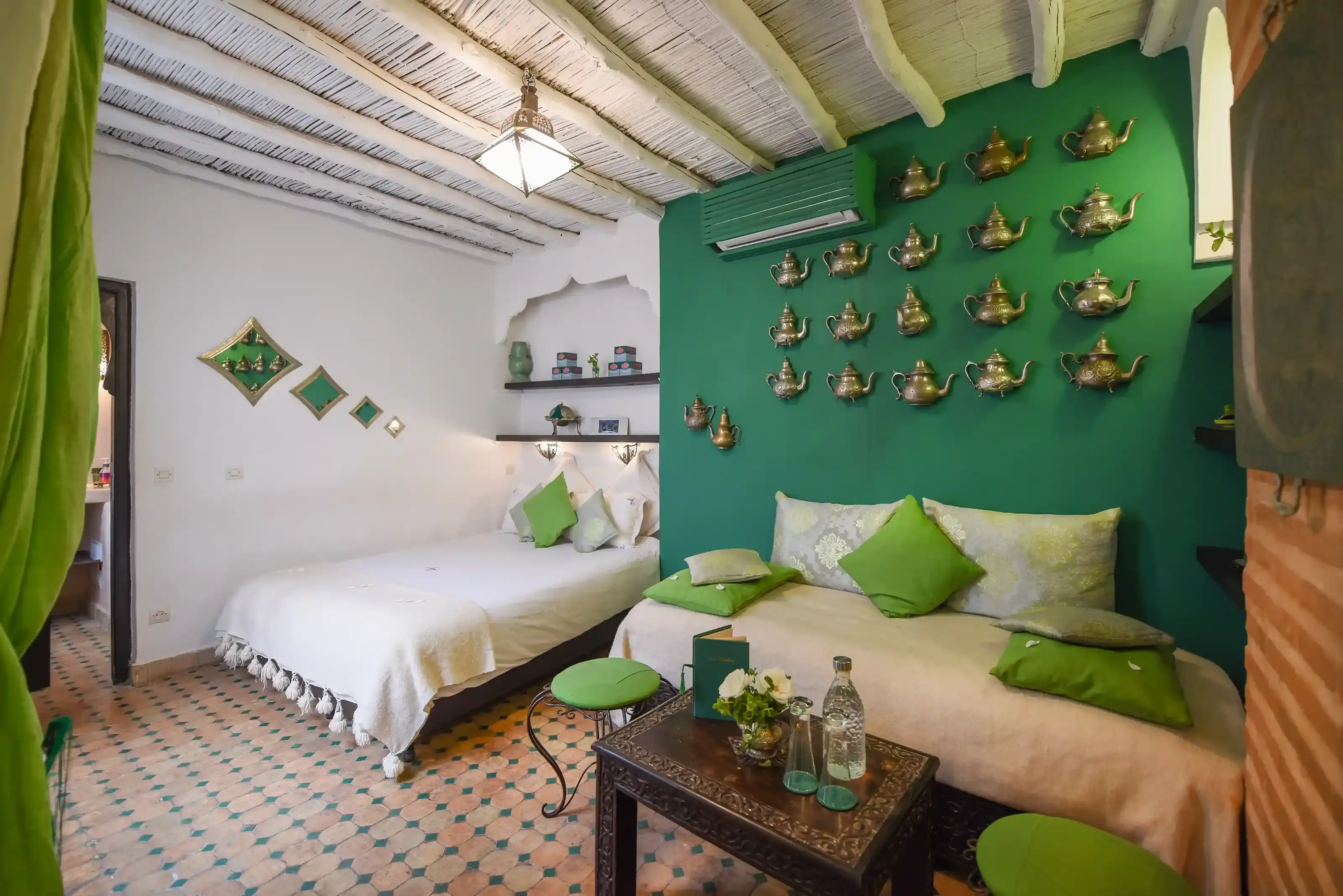 The double deluxe rooms of our guesthouse are equipped with queen-size double beds