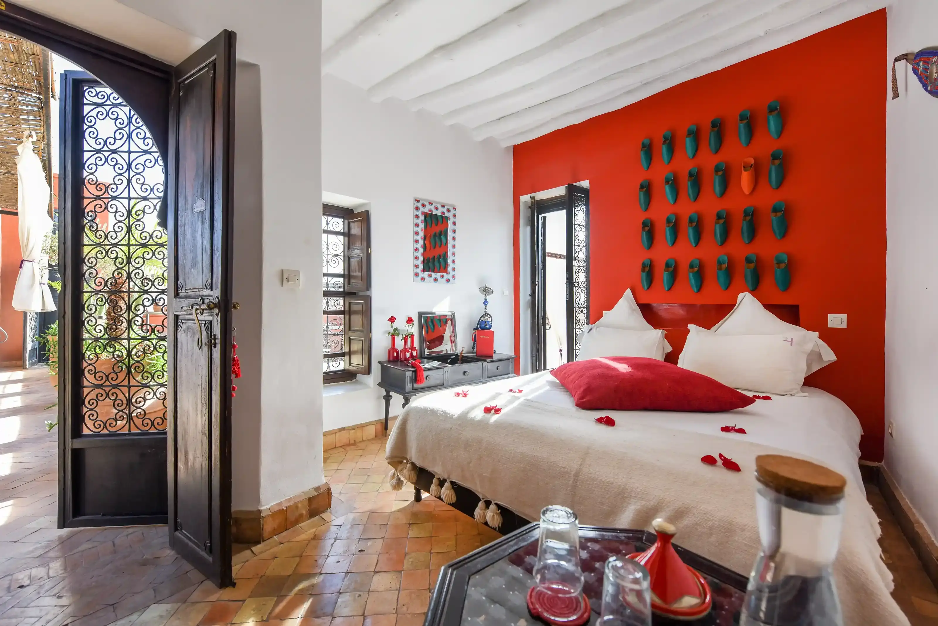 The Junior Suite of our guesthouse is equipped with a queen-size double bed and a private terrace
