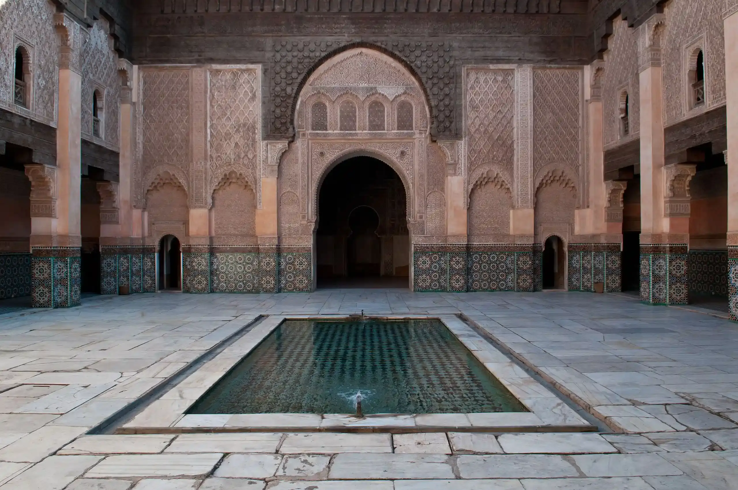 La medersa Ben Youssef, un monument à visiter proche du riad Houdou, à deux pas de la maison d'hôtes.
